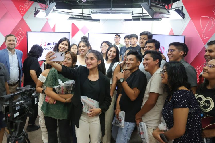 Estudiantes en el set de TV de Agencia Andina